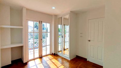 บ้านเดี่ยว ถนนสุวินทวงศ์ : ขายบ้านเดี่ยวรีโนเวทใหม่ตกแต่งบิวอิ้นพร้อมอยู่ ติดรถไฟฟ้า 2 สาย เพียง 150 ม. ราคา 6.5 ล้าน