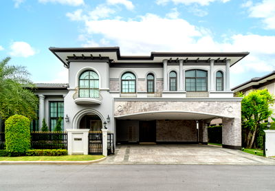 Houses for sale : Sell ​​luxury mansions The Grand Pinklao, Alpina zone, converted 186.7 sq. 671 sq. RM. With a swimming pool