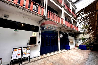Houses for sale Mahamakut Buddhist University : [920071062-245] Prime Bangkok Hotel Investment in Trok Khao Sarn
