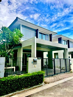 Townhouses for sale Robinson Lifestyle Ban Chang : For sale: 2-storey semi-detached house at Life in the Garden Village – Ban Chang, Rayong. 3 bed, 2 bath. Air-conditioned, fully furnished.