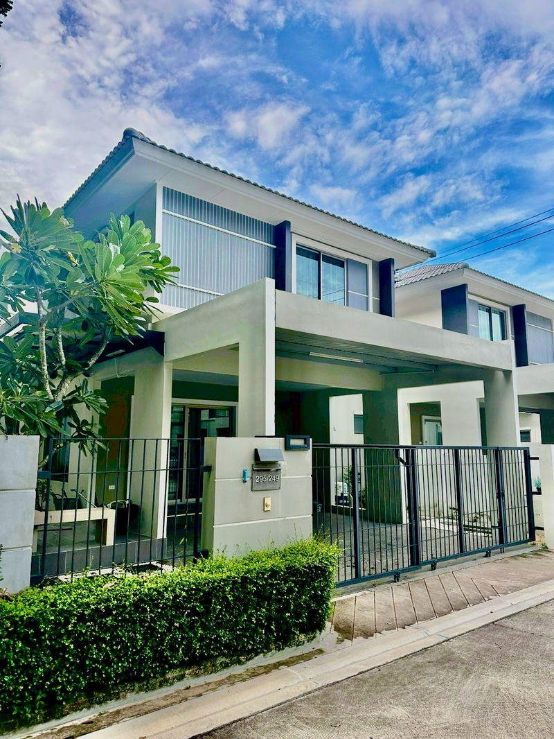 ขายทาวน์โฮม : ขายบ้านแฝด 2 ชั้น ม.ไลฟ์ อิน เดอะ การ์เด้น - บ้านฉาง ระยอง ชั้น 3 นอน 3 น้ำ 2 จอด 3 แอร์ เฟอร์ครบ