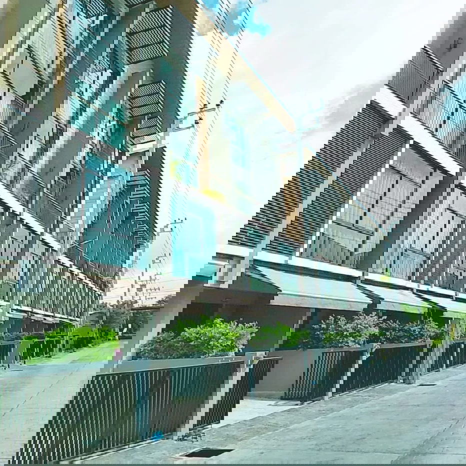 รูป ทาวน์โฮมหรู หลังมุม มีความเป็นส่วนตัว เพดานสูง 6 เมตร ลาซาล - รูปที่ 1/16