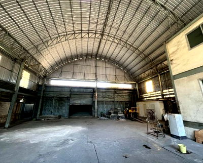 เช่าโรงงาน พระประแดง สมุทรปราการ : ให้เช่าโกดัง โรงงานพร้อมสำนักงาน 2 ชั้น / พื้นที่ใช้สอย 1000 ตารางเมตร / ทำเล สำโรงใต้ ปู่เจ้าสมิงพราย / อยู่ในถนนซอย ซอยวัดสวนส้ม 