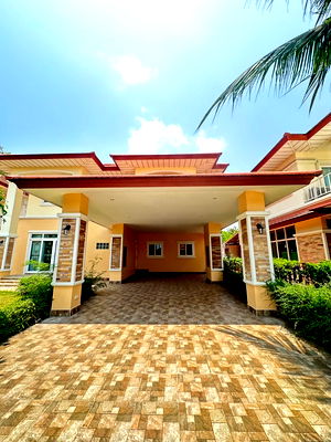 Houses for sale Ban Chang Rayong : Urgent! For sale: 2-story detached house in Warisara Home Village. Excellent location, near U-Tapao Airport and Ban Chang market.