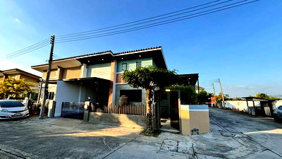 ทาวน์โฮม ลำลูกกา ปทุมธานี : ทาวน์เฮ้าส์ชั้นครึ่ง ทำเลดี หลังมุม แต่งใหม่ หมู่บ้าน วีอไลฟ์ ลำลูกกา คลอง 8 (V-Alive Lumlukka Klong 8)  ถ.เลียบคลอง 8 ปทุมธานี ทิศใต้ มีเฟอร์ฯ