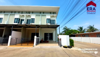 ทาวน์โฮม เทสโก้โลตัส บ่อวิน : ขายทาวน์โฮม 2 ชั้น แปลงริม หมู่บ้านเอมัสท์ บ่อวิน เขาขยาย ใกล้นิคม ราคา 2.05 ล้าน