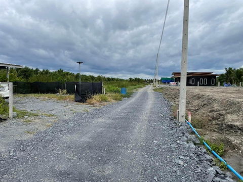 ให้เช่าที่ ใกล้พระราม2 จ.สมุทรสาคร 65 ตารางวา มี2แปลงติดกัน ถมสูกกว่าถนนแล้ว มีน้ำมี ไฟฟ้า มีถนน