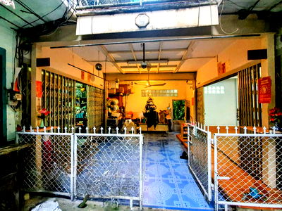 Shophouses for sale Bangkok : Commercial building for sale on Soi Sathorn 11, near BTS Saint Louis Station. Land area: 22.5 square wah. Usable area: 150 sq.m.