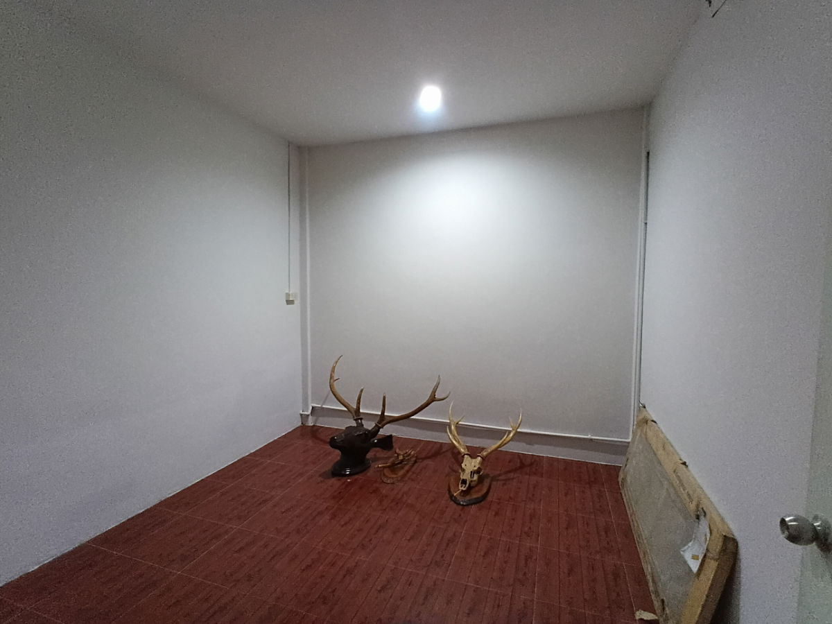 รูป ทาวน์เฮ้าส์ ชั้นเดียว รีโนเวทพร้อมอยู่ 5 แยกวัชรพล 2 นอน 1 น้ำ 1 ห้องนั่งเล่น 1 ที่จอดรถ - รูปที่ 7/14