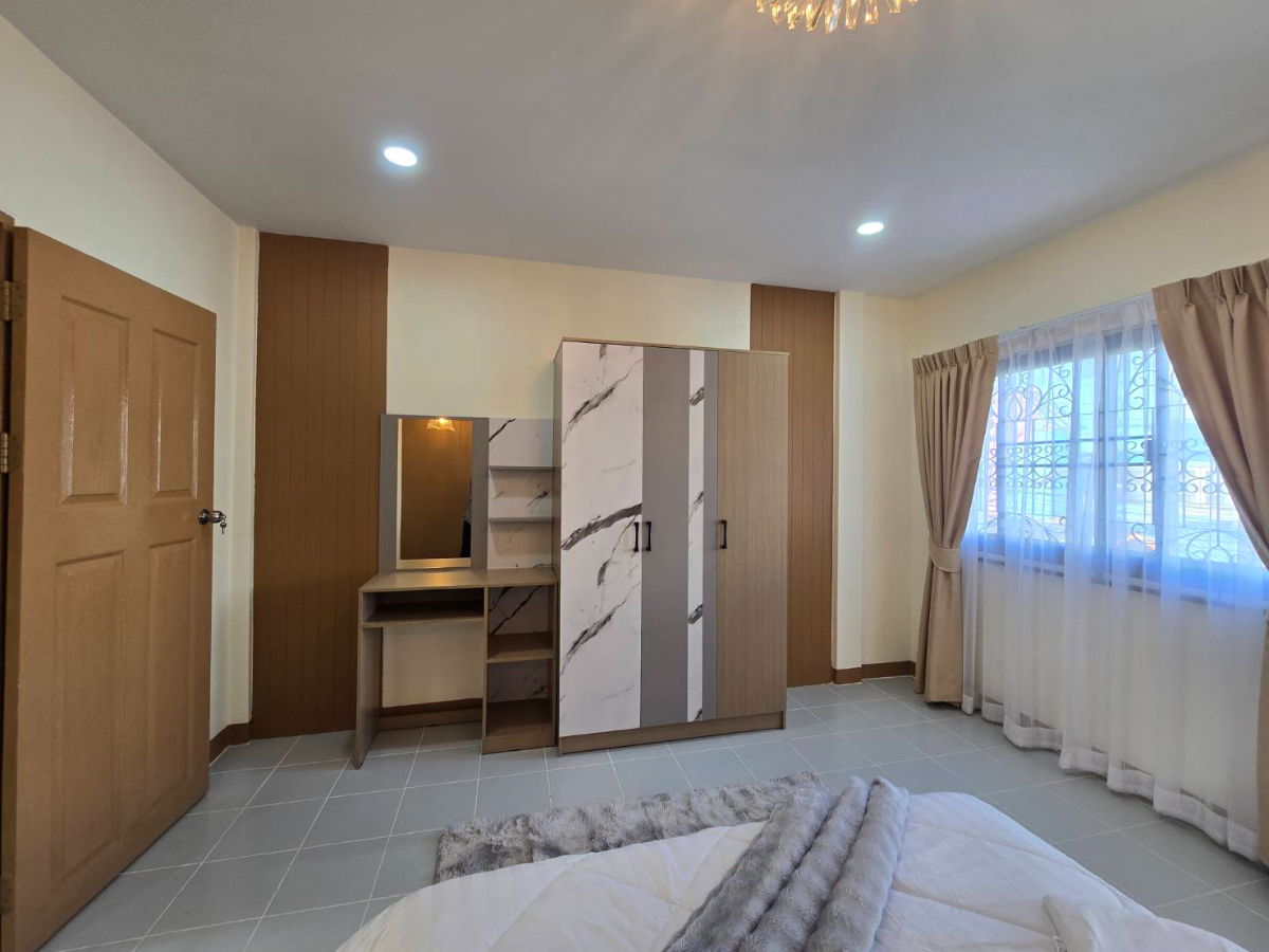 รูป ทาวน์เฮ้าส์ รีโนเวทใหม่ หมู่บ้าน ธันยพฤกษ์ สุวินทวงศ์ ซ.4 ซอยผดุงพันธ์ 11 ถนนสุวินทวงศ์ หนองจอก เฟอร์นิเจอร์พร้อมเข้าอยู่ - รูปที่ 23/27