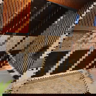 รูป ขายบ้านไม้สัก ต.สันผีเสื้อ อ.เมืองเชียงใหม่ ใกล้รร.นานาชาตินครพายัพ Nis พร้อมบ้าน 4 หลัง บรรยากาศร่มรื่น มีบ่อปลาพร้อมน้ำตกและสวนสวย - รูปที่ 6/8