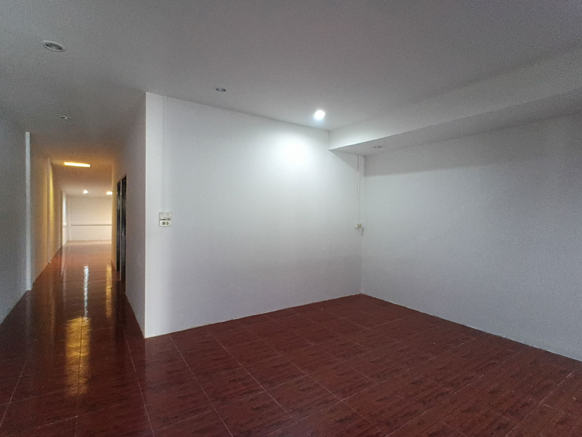 รูป ทาวน์เฮ้าส์ ชั้นเดียว รีโนเวทพร้อมอยู่ 5 แยกวัชรพล 2 นอน 1 น้ำ 1 ห้องนั่งเล่น 1 ที่จอดรถ - รูปที่ 4/14