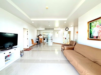 Condos for sale : Condo for sale with parking space, Supalai Wellington, 3 bedrooms, 3 bathrooms, spacious units, ready to move in.