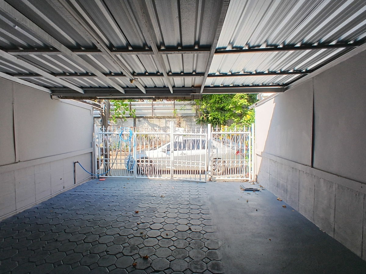 รูป ทาวน์เฮ้าส์ ชั้นเดียว รีโนเวทพร้อมอยู่ 5 แยกวัชรพล 2 นอน 1 น้ำ 1 ห้องนั่งเล่น 1 ที่จอดรถ - รูปที่ 13/14