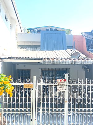 ทาวน์โฮม กรุงเทพมหานคร : ทาวน์เฮ้าส์ ชั้นเดียว รีโนเวทพร้อมอยู่ 5 แยกวัชรพล 2 นอน 1 น้ำ 1 ห้องนั่งเล่น 1 ที่จอดรถ