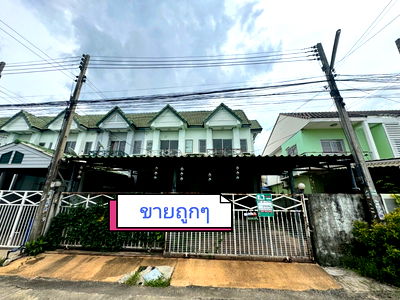 Townhouses for sale Liab Klong Sam Road Pathum Thani : Two-story house for sale at Suphalak Home Place Village, Khlong 3, Khlong Luang, Pathum Thani. Land area: 45 square wah.