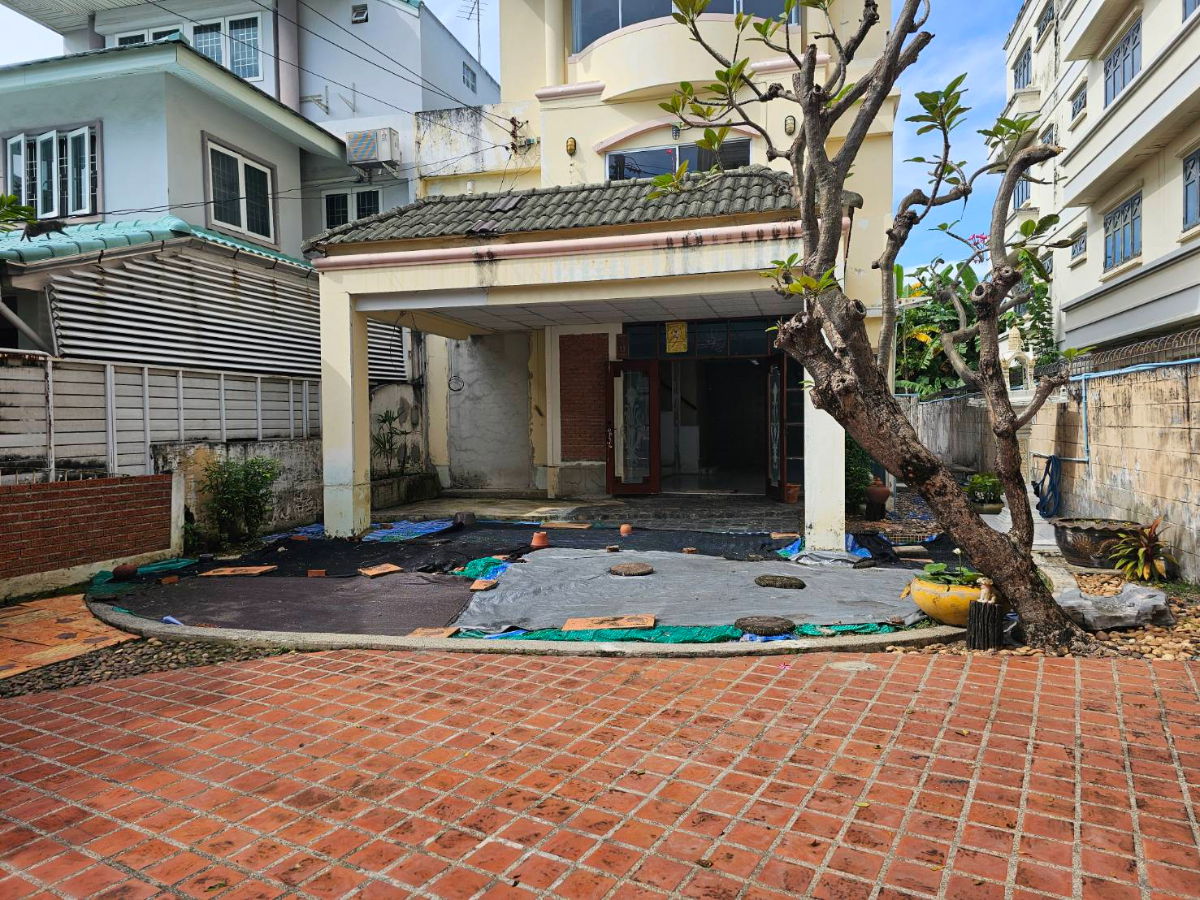 รูป 236AGLE🔥 Rare Item บ้านแฝดหลังมุม แปลงใหญ่ 62 ตรว ใจกลางรัชดา 32 - รูปที่ 1/8