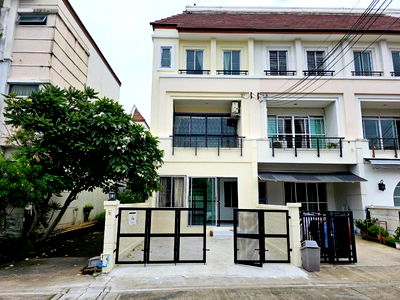 Townhouses for sale Kasem Bundit Phatthanakan University  : House For Sale Baan Klang Muang The Royal Monaco Srinakarin Pattanakarn