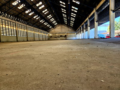 Factory for rent Muang Samut Prakarn Samut Prakarn : Warehouse space for rent for parking 50 cars or placing products, Thepharak Km.1.5, near Thipawan Station.