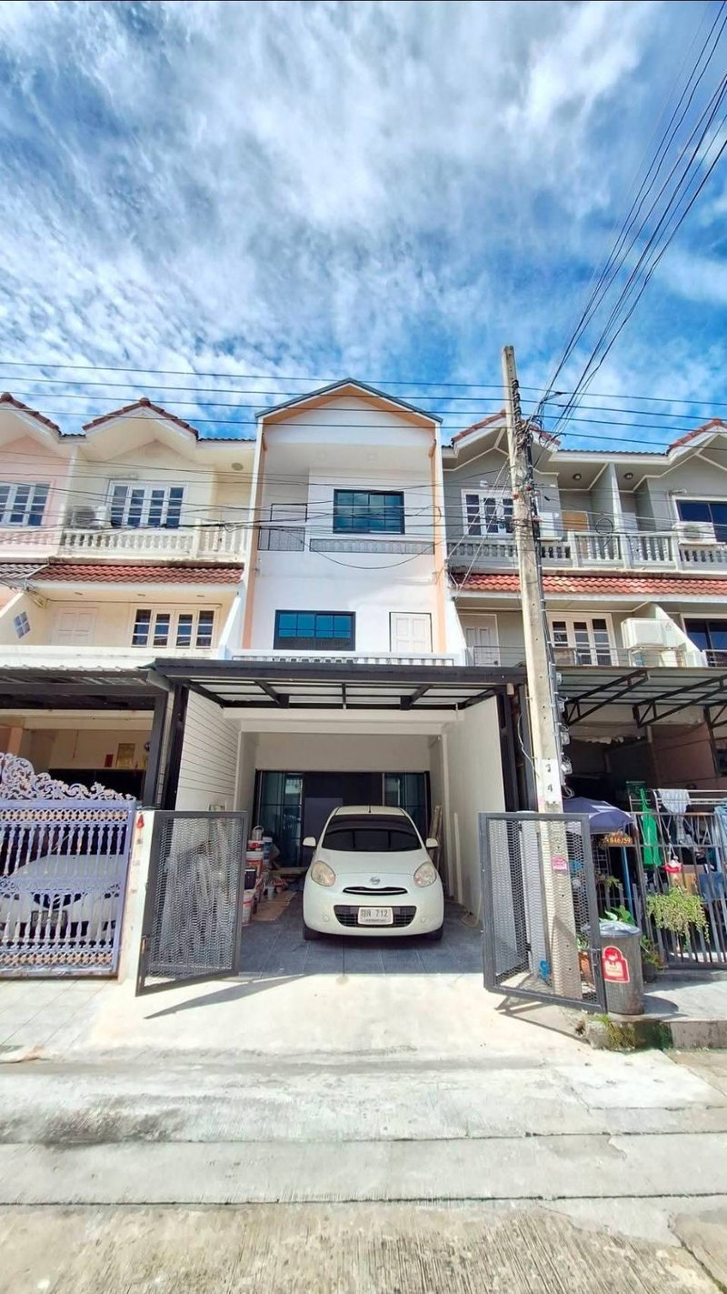 Townhouses for sale : Sale Townhome near Central Rama2