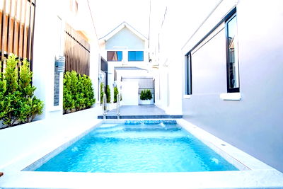 Houses for sale Lieb Tang Rodfai : Single Detached Pool Villa for Sale in Central Pattaya