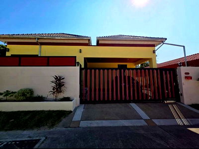 Houses for sale Sattahip Chonburi : Beachfront pool villa for sale in an excellent location near Bang Saray beach, Sattahip, Chonburi.