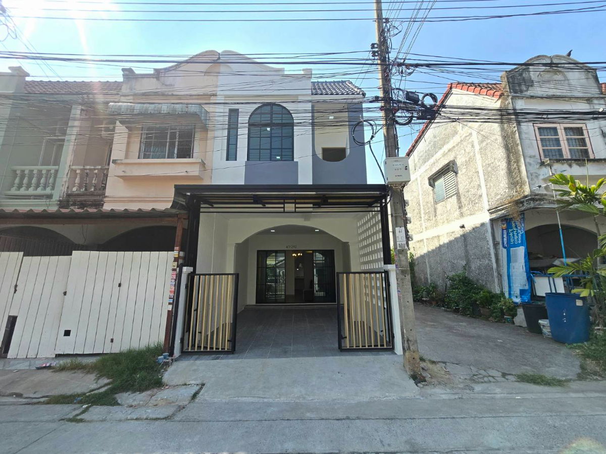 รูป ทาวน์เฮ้าส์ รีโนเวทใหม่ หลังมุม ทำเลดี สวยกว้าง หมู่บ้าน วรางกูล ถนนเลียบคลองสองซอย 6 คลองสามวา เฟอร์นิเจอร์พร้อมอยู่ - รูปที่ 1/26