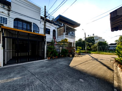 Townhouses for sale Rattana Bandit University (Rbac) : For Sale Townhouse/Townhome  , Prachakornthai Ladproa 93 , newly renovated , Wang Thong Lang , Wang Thong Lang , Bangkok , CX-142725 ✅ Live chat with us ADD LINE @connexproperty ✅