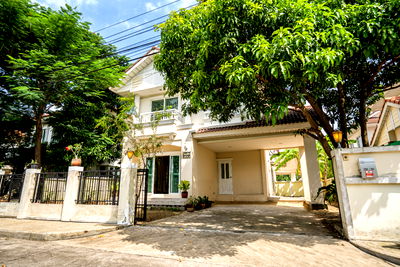 Houses for sale Min Buri : Beautiful house with land in a prime setting 🌿 The front of the house faces a permanent common garden with a 100% guarantee of no future construction