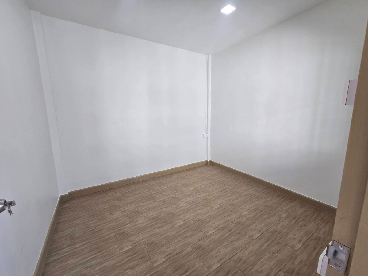 รูป ทาวน์เฮ้าส์ รีโนเวทใหม่ หลังมุม ทำเลดี สวยกว้าง หมู่บ้าน วรางกูล ถนนเลียบคลองสองซอย 6 คลองสามวา เฟอร์นิเจอร์พร้อมอยู่ - รูปที่ 22/26