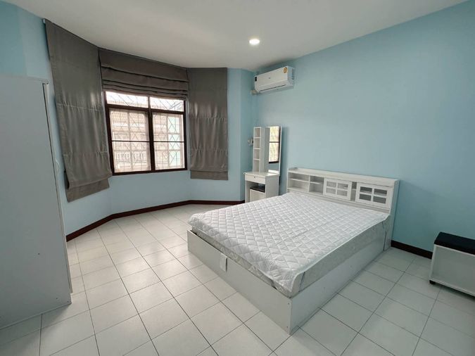 3-bed townhouse for rent, Huai Khwang