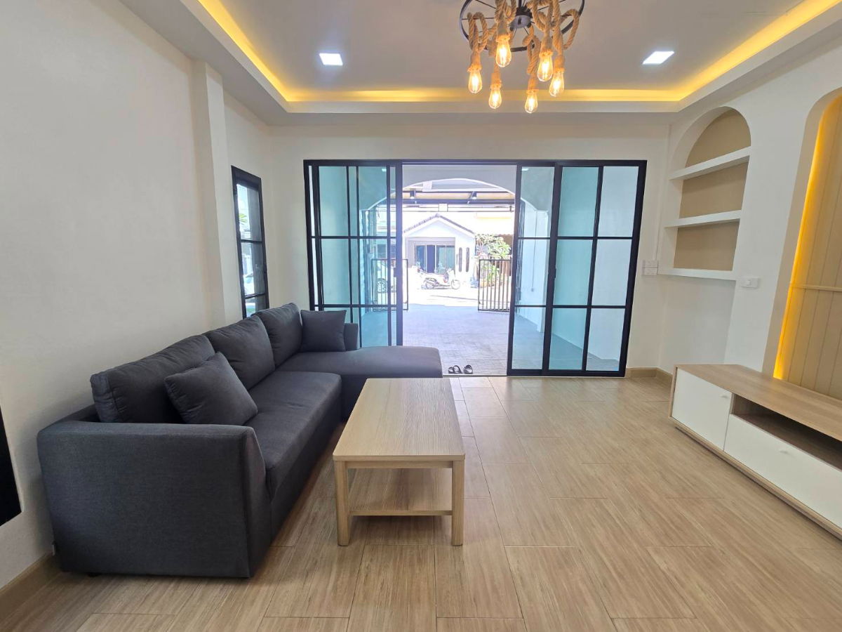 รูป ทาวน์เฮ้าส์ รีโนเวทใหม่ หลังมุม ทำเลดี สวยกว้าง หมู่บ้าน วรางกูล ถนนเลียบคลองสองซอย 6 คลองสามวา เฟอร์นิเจอร์พร้อมอยู่ - รูปที่ 9/26