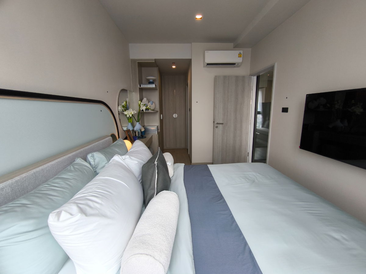 picture Reference Sathorn-Wongwianyai Condo, 130 meters to BTS Wongwianyai. - 10/18