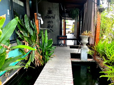 เช่าพื้นที่ขายของ นิคมอัญธานี (เจมโมโปลิส) : ให้เช่าหน้าร้าน ออนไลน์ ไลน์สด ริมถนนพัฒนาการ / พื้นที่ใช้สอยรวม 186 ตารางเมตร / จอดรถในพื้นที่ 5คัน / ทำเลดีมาก เหมาะหลากหลายธุรกิจ