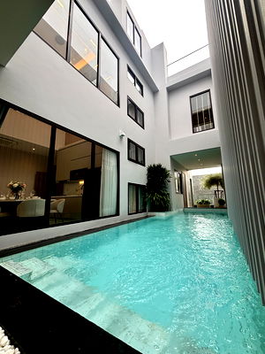 Houses for sale Sattahip Chonburi : Luxury 4 Bedroom Pool Villa for Sale in Na Jomtien