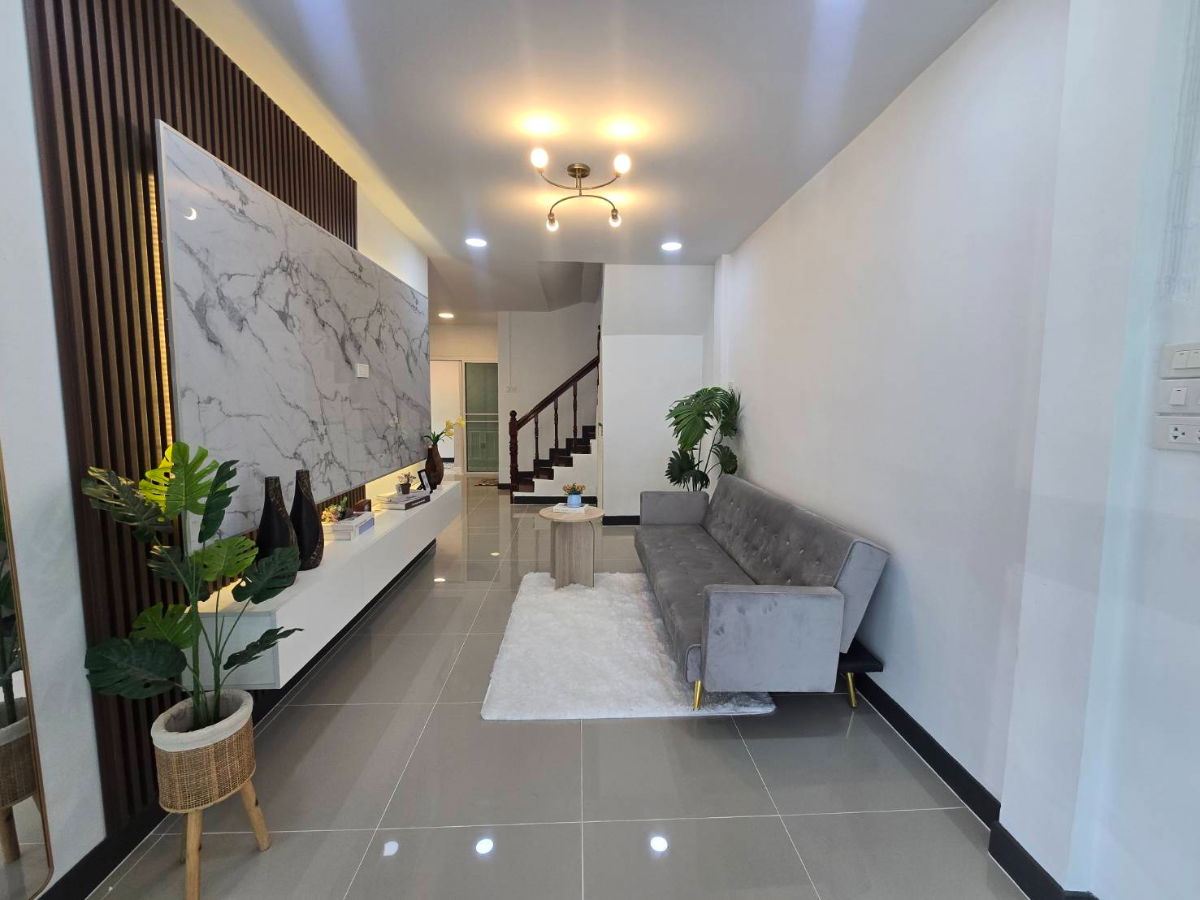 รูป ทาวน์เฮาส์ 2 ชั้น รีโนเวทใหม่ หลังมุม พร้อมอยู่ ม.เคซีรามอินทรา 1 ถนนหทัยราษฎร์39 คลองสามวา เฟอร์ฯพร้อมอยู่ - รูปที่ 8/26