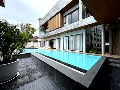 Houses for sale Sattahip Chonburi : Luxury 4 Bedroom Pool Villa for Sale in Na Jomtien
