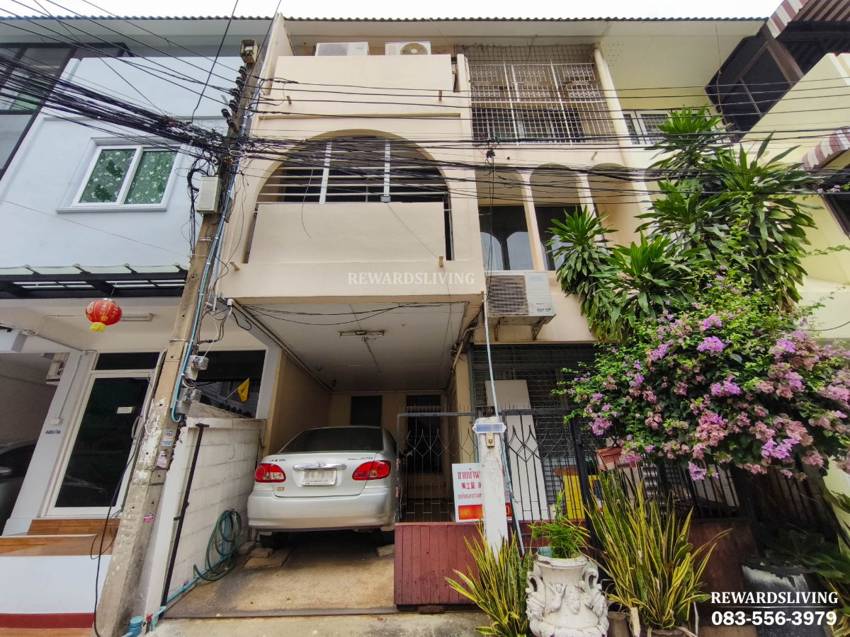 รูป ขายทาวน์โฮม 3 ชั้น ทำเลอโศก–ดินแดง ใกล้ MRT พระราม 9 ดาดฟ้าใหญ่ วิวเมือง ลมดีทั้งวัน เหมาะสำหรับครอบครัวและนักลงทุน - รูปที่ 1/16