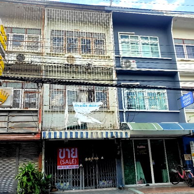 Shophouses for sale Ngam Wong Wan Road : Three-story shophouse for sale on Soi Rewadee.