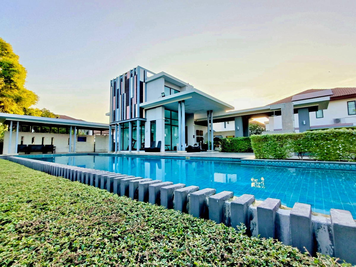 picture For Sale: 2-Storey Semi-Detached Home (Detached-Style Living) Prompat Prime Project, Panya Inthra Prime Location Near Safari World - 20/20