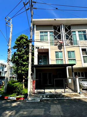 ทาวน์โฮม ถนนปัญญาอินทรา : ขายด่วน! ทาวน์โฮม 3 ชั้น บิ้วอินทั้งหลัง พร้อมเข้าอยู่