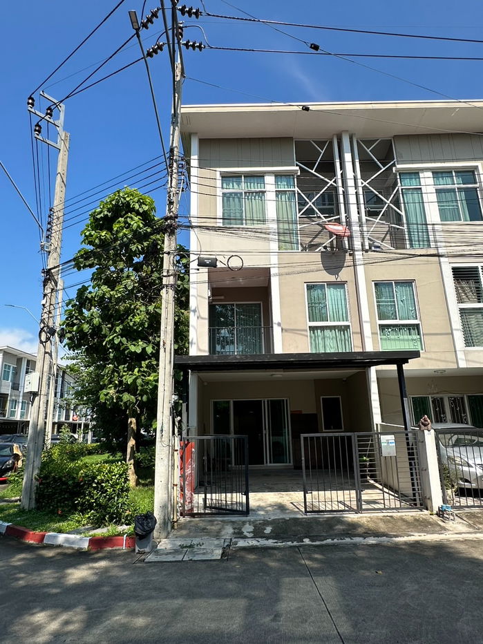 รูป ขายด่วน! ทาวน์โฮม 3 ชั้น บิ้วอินทั้งหลัง พร้อมเข้าอยู่ - รูปที่ 1/28