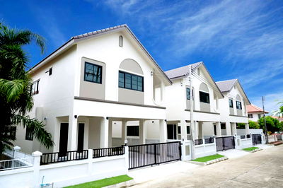 Houses for sale Wat Suwan Pradit (Wat Chang Kham Noi) : FOR SALE KOOLPUNT VILLE 9  contact 082-532-3935