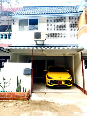 Townhouses for rent Nong Bua Market, Udon Thani : Two-storey townhouse for rent  with  2 bedrooms   and 3 toilets.