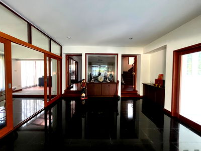 Houses for rent Airport Link Hua Mak : Available now! Ueu Suk Mansion Park. 3bed 3bath 200sqw. 4parking. Line id: @pfagent