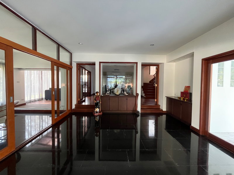 Houses for rent : Available now! Ueu Suk Mansion Park. 3bed 3bath 200sqw. 4parking. Line id: @pfagent