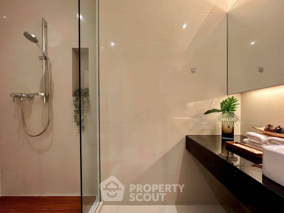 รูป คอนโด 2-ห้องนอน ที่ ศาลาแดง เรสซิเด้นซ์ คอนโดมิเนียม ใกล้ MRT สีลม (ID 2543446) - รูปที่ 8/17