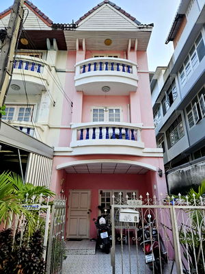 ทาวน์โฮม เขตภาษีเจริญ : ขายทาวน์เฮ้าส์ 4 ห้องนอน 3 ห้องน้ำ ถนนเพชรเกษม