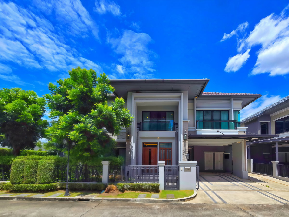 ขายด่วน ม.แกรนด์บางกอก บูเลอวาร์ด สาทร บ้านแปลงมุม สภาพดี 101.3 ตรว. 348 ตรม. สนามหญ้ากว้าง พร้อมเข้าอยู่