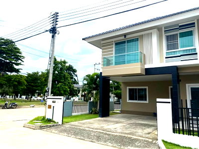 Houses for rent Thai-Chinese Cultural Centre Udon Thani : Two storey house for rent with 3 bedrooms, 3 bathrooms.